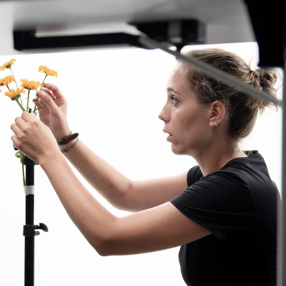 Debora Riva al lavoro nello studio Visione Amaranto